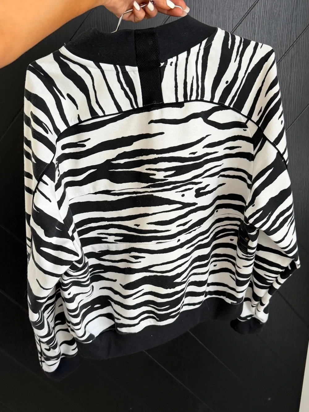 Nike Medium Black & White Zebra-Print Pullover and XS High-Rise Shorts Set